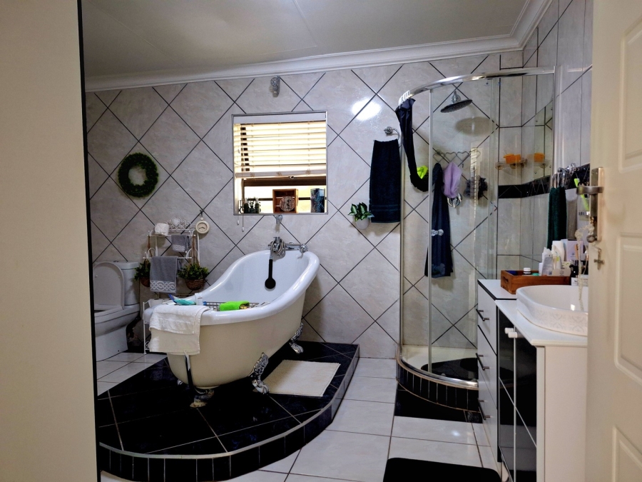 5 Bedroom Property for Sale in Miederpark North West
